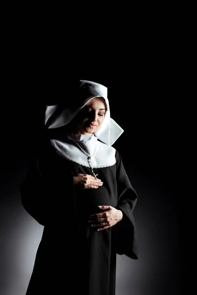 Hermosa Feliz Embarazada Monja Tocando Panza Negro — Foto de Stock