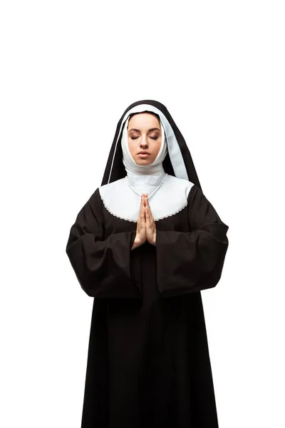 Nonne Betet Mit Geschlossenen Augen Und Händen Vereinzelt Auf Weißem — Stockfoto