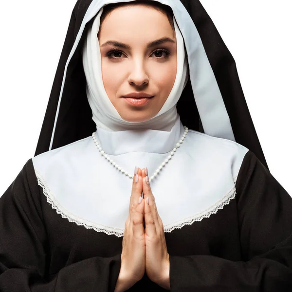 美丽的修女 手挽手 孤零零地躺在白色的床上祈祷 — 图库照片