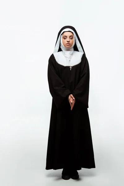 아름다운 수녀가 눈으로 기도하는 — 스톡 사진