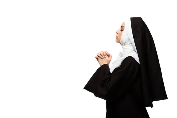 Attraktive Nonne Betet Mit Geschlossenen Augen Und Händen Zusammen Isoliert — Stockfoto