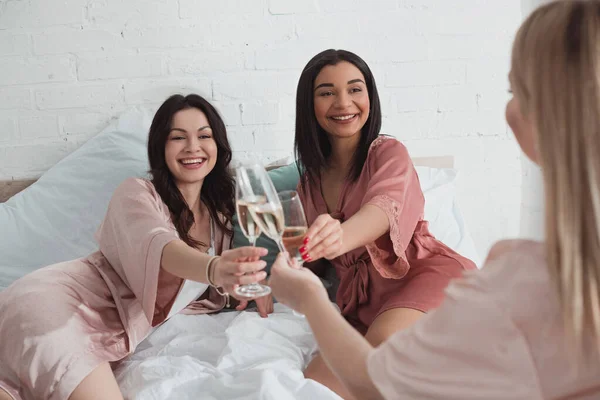 在单身派对上 看到多文化女性在房间里笑着 戴着香槟酒杯叮叮当当 — 图库照片