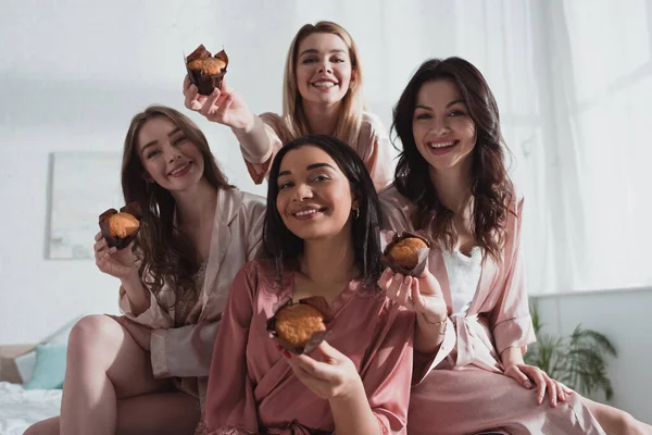 Enfoque Selectivo Las Mujeres Multiculturales Sonriendo Mostrando Magdalenas Habitación Despedida — Foto de Stock