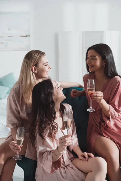 在单身派对上 多文化女性带着香槟酒杯的选择性焦点 — 图库照片