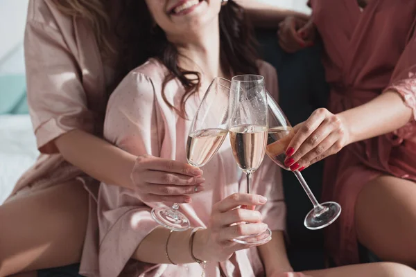 Vista Recortada Mujeres Multiétnicas Tintineando Con Copas Champán Despedida Soltera — Foto de Stock