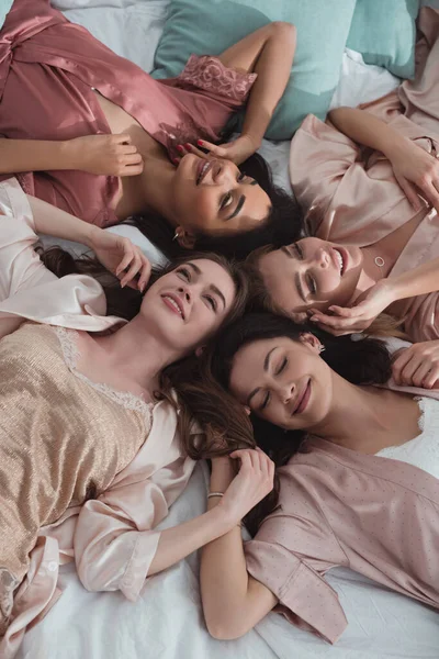 Vista Superior Mujeres Multiétnicas Sonriendo Descansando Cama Despedida Soltera — Foto de Stock