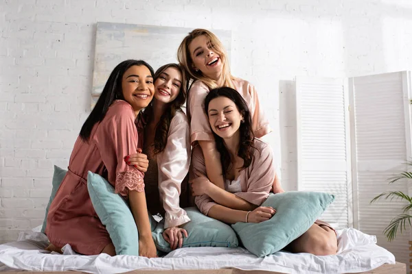 Happy Multiethnic Friends Looking Camera Smiling Together Pillows Bed Bachelorette — Stock Photo, Image