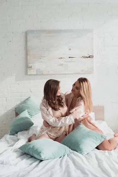 Mujeres Atractivas Abrazándose Sonriendo Mirándose Con Almohadas Cama Despedida Soltera — Foto de Stock