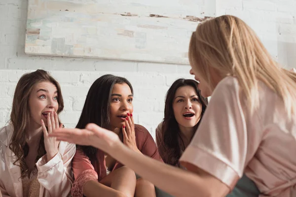 Foco Seletivo Mulheres Multiculturais Chocadas Conversando Despedida Solteira — Fotografia de Stock