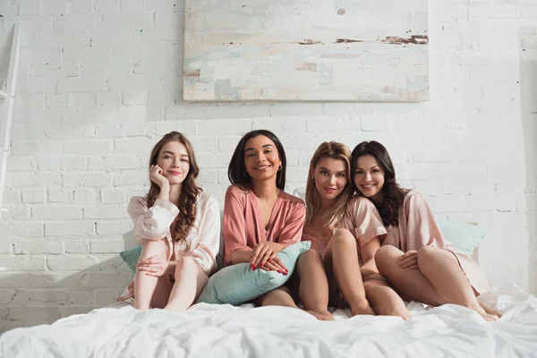 African American Caucasian Women Looking Camera Smiling Bed Bachelorette Party — Stock Photo, Image