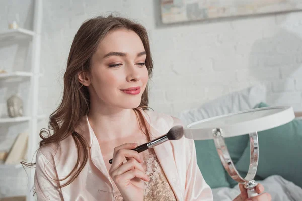 Concentration Sélective Fille Blonde Avec Brosse Cosmétique Miroir Dans Chambre — Photo