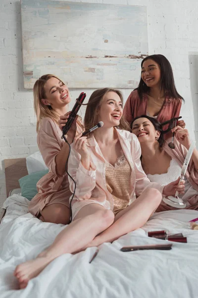 Enfoque Selectivo Las Mujeres Multiétnicas Que Ponen Maquillaje Peinados Despedida — Foto de Stock