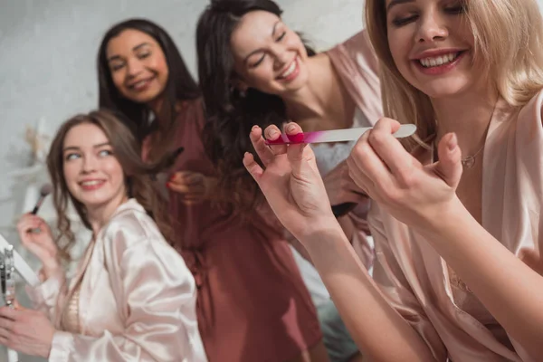 Focus Selettivo Della Ragazza Bionda Che Manicure Sorride Con Amici — Foto Stock