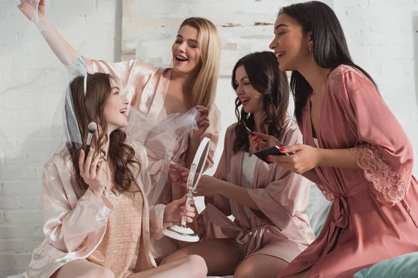 Mulheres Multiétnicas Felizes Colocando Maquiagem Noiva Quarto Despedida Solteira — Fotografia de Stock