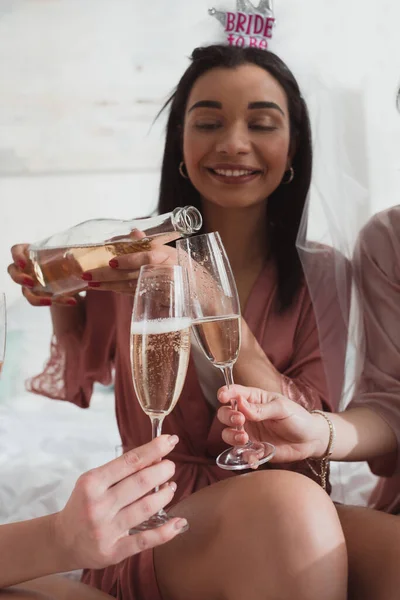 Vista Recortada Novia Afroamericana Vertiendo Champán Copas Con Amigos Despedida —  Fotos de Stock