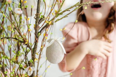 Çocuğun yanında süslü paskalya yumurtası olan söğüt brunch 'larının seçici odağı 