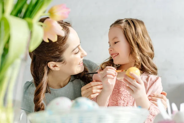 Enfoque Selectivo Madre Feliz Linda Hija Mirándose Cerca Flores — Foto de Stock