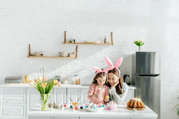 Heureux Enfant Mère Avec Des Oreilles Lapin Près Des Œufs — Photo