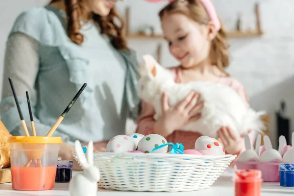Selective Focus Decorative Bunny Easter Eggs Mother Kid — Stock Photo, Image