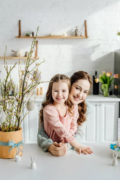 Gelukkig Moeder Dochter Buurt Van Wilg Bloempot Decoratieve Konijnen — Stockfoto