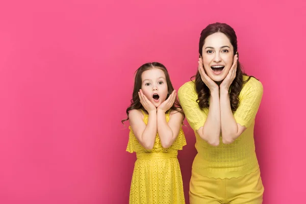 Excitada Madre Hija Mirando Cámara Aislada Rosa —  Fotos de Stock