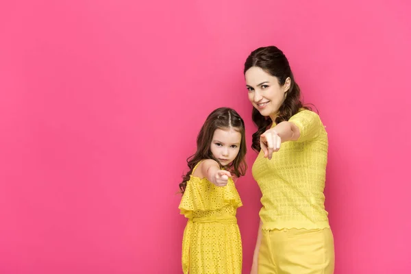 Serious Kid Happy Mother Pointing Fingers Isolated Pink — Stock Photo, Image