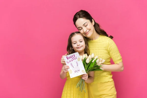 Весела Мати Тримає Вітальну Листівку Щасливим Великоднем Обіймає Дочку Тюльпанами — стокове фото
