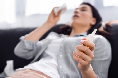 Burun spreyinin seçici odak noktası alerjisi olan bir kadın. 