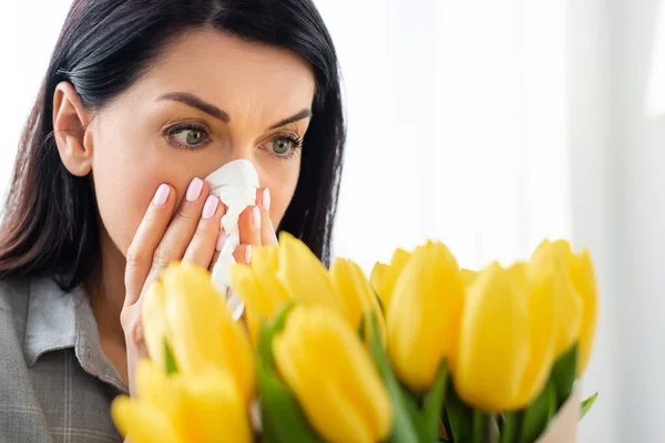 Foco Seletivo Mulher Com Espirros Alergia Pólen Olhando Para Tulipas — Fotografia de Stock