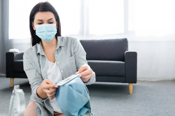 ほこり袋を持った医療用マスクのアレルギー女性の選択的焦点 — ストック写真