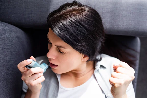 Övre Kvinna Med Knuten Knytnäve Innehav Inhalator — Stockfoto