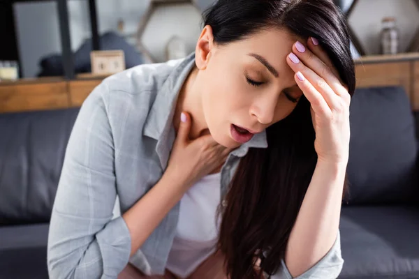 Mujer Asmática Con Los Ojos Cerrados Tocando Cuello Casa — Foto de Stock