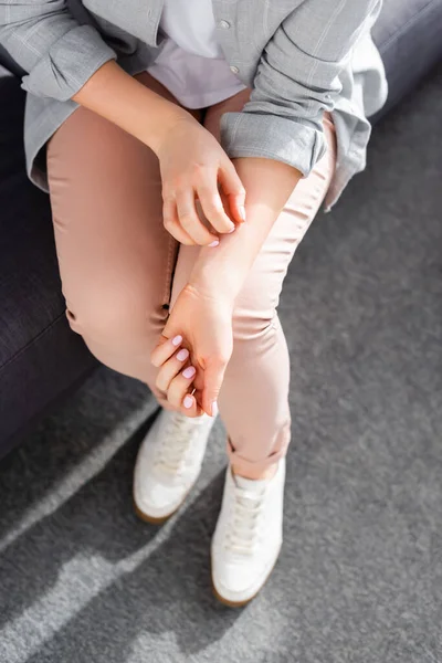 Vista Superior Mulher Coçar Mão Enquanto Sentado Sofá — Fotografia de Stock