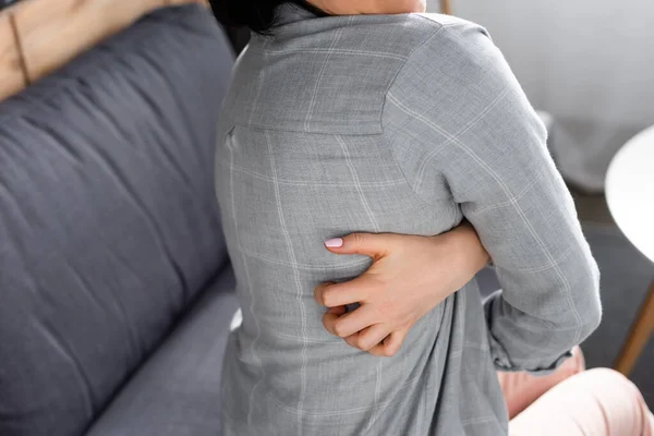 Vista Cortada Mulher Com Alergia Coçar Para Trás Enquanto Sentado — Fotografia de Stock