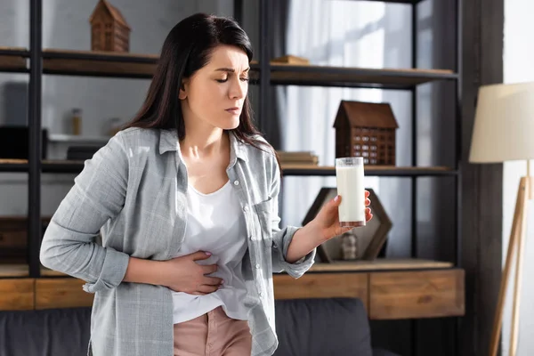 Mulher Perturbada Com Intolerância Lactose Segurando Vidro Leite — Fotografia de Stock