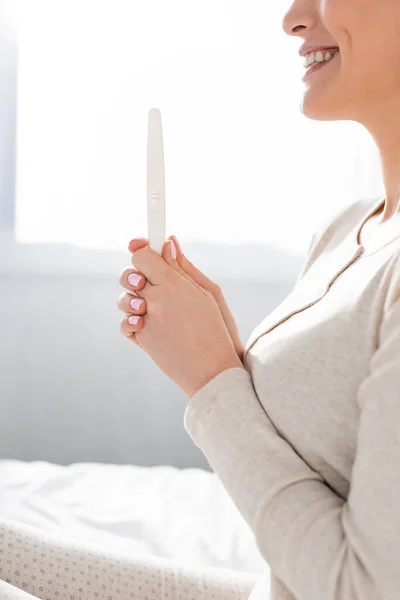 Καλλιεργημένη Άποψη Του Χαμογελαστού Γυναίκα Που Κατέχουν Τεστ Εγκυμοσύνης — Φωτογραφία Αρχείου