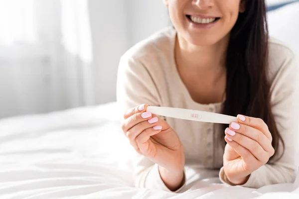 Kivágott Kilátás Vidám Gazdaság Terhességi Teszt Miközben Feküdt Ágyon — Stock Fotó