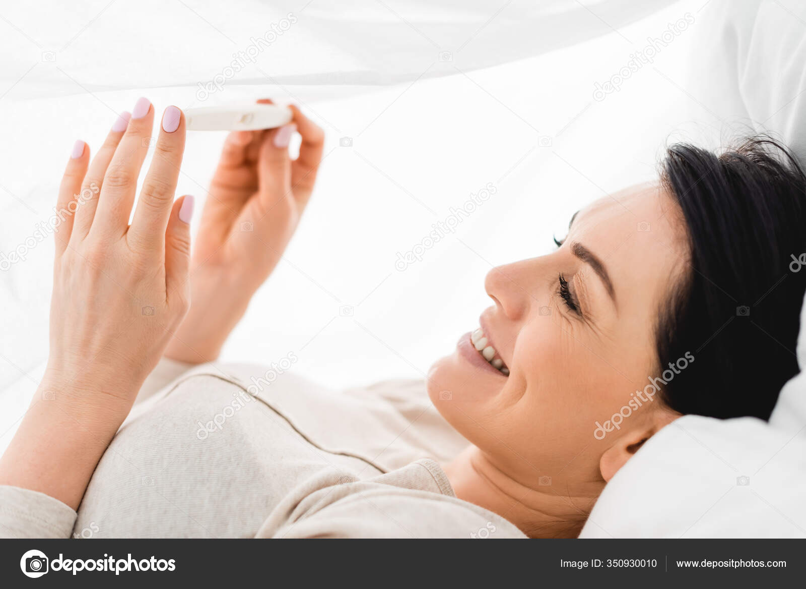 Masada Iki Seritler Ile Pozitif Gebelik Testi Sonucu Bir Test Uzerinde Iki Seritler Stok Fotograflar Beklemek Nin Daha Fazla Resimleri Istock