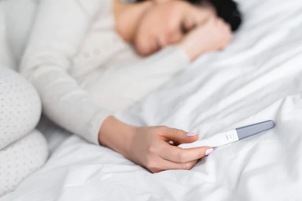 Вибірковий Фокус Пригніченої Жінки Лежить Ліжку Тримає Тест Вагітність Негативним — стокове фото