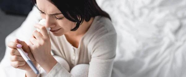 Panoramaaufnahme Einer Aufgebrachten Frau Die Weint Und Einen Schwangerschaftstest Hält — Stockfoto