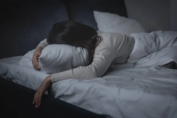 Ξύπνια Γυναίκα Που Έχει Αϋπνία Και Ξαπλώνει Στο Μαξιλάρι Νύχτα — Φωτογραφία Αρχείου
