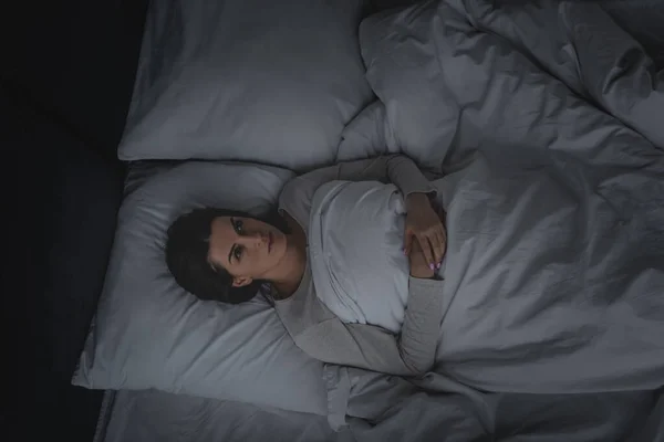 Ovanifrån Kvinna Med Sömnstörning Liggande Sovrummet — Stockfoto