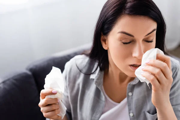 Donna Allergica Con Gli Occhi Chiusi Che Tiene Tessuti — Foto Stock