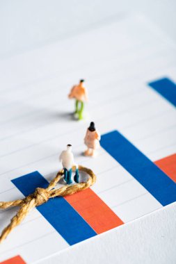 Yüzeyde döngüsü olan ve beyaza izole edilmiş grafikleri olan insan figürlerinin seçici odak noktası, eşitlik kavramı