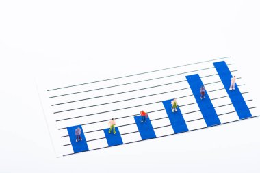 Beyaz üzerine izole edilmiş mavi grafiklerin yüzeyindeki insan figürlerinin yüksek açılı görünümü, eşitlik kavramı