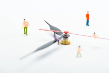 Beyaz arkaplan üzerindeki saat işaretlerine yakın insanların seçici odak noktası, yaşlanma kavramı