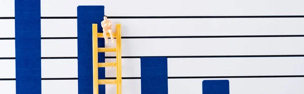 背景の青色のグラフの近くのはしごに人物のパノラマのショット 平等の概念 — ストック写真