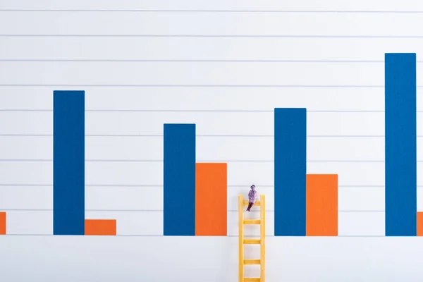 背景にある青と赤のグラフのはしごの上の人々の図 平等の概念 — ストック写真