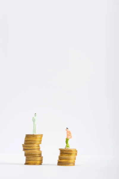Lidé Figurky Zlatých Mincích Bílém Povrchu Izolované Šedé Koncept Finanční — Stock fotografie