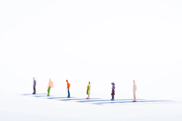 Вибірковий Фокус Людей Фігури Синіх Діаграмах Ізольовані Білому Концепція Рівності — стокове фото